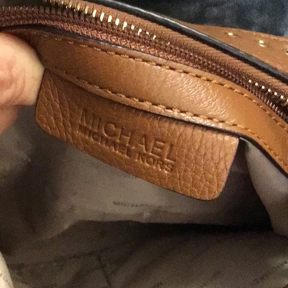 Michaels Kors,  detailed suede and leather handbag with rivets on  bag and strap - Picture 5 of 6